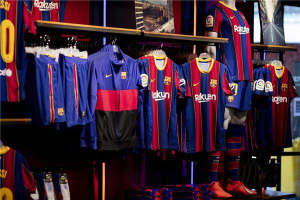 1619158807614046399.jpeg fc-barcelona-barc-a-tienda.jpeg